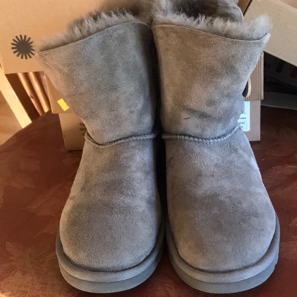 UGG gray Bailey Button size 4